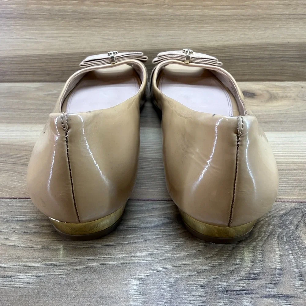 Tory Burch Trudy Peep Toe Flats 6.5 M Nude Tan Patent Leather Bow Gold logo